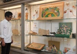 温かな組み木の玩具　美作で小黒三郎さん追悼展