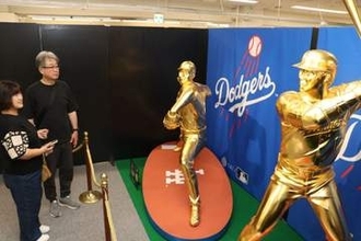 黄金の大谷選手 豪華な輝き　置物や仏具千点超 岡山高島屋で展示販売