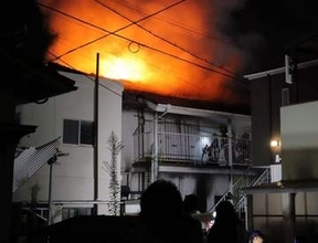 岡山でコーポ全焼　やけどなどで3人搬送【動画あり】　