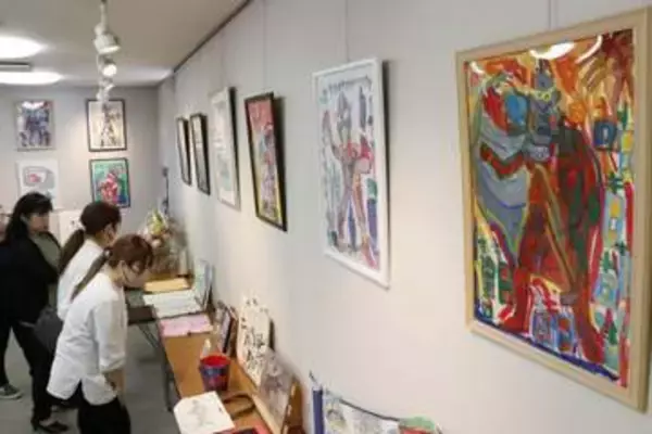 ヒーローや昆虫 46点　障害者アーティスト尾崎さん回顧展