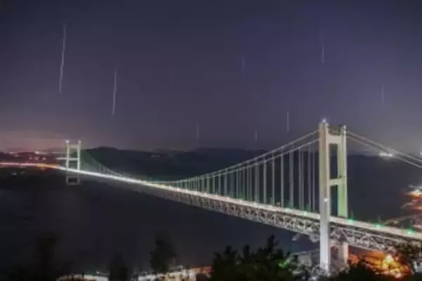 瀬戸大橋に降り注ぐ星 幻想的な光景　ふたご座流星群 倉敷で三島さん撮影