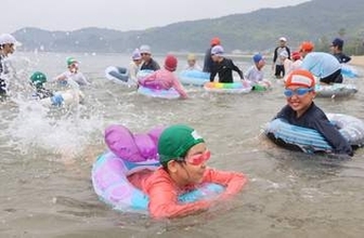 倉敷・沙美海水浴場で海開き　岡山県トップ 初泳ぎに歓声