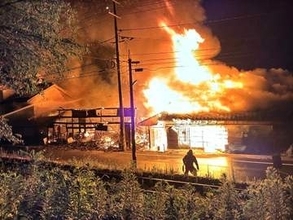 岡山市北区建部で民家火災　 建物3棟焼き延焼中 けが人情報なし