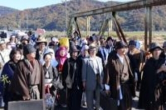 金田一ファン140人 倉敷市真備町地区に集結　名探偵ゆかりの〝聖地〟練り歩く