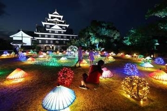 家族連れら優美な光に酔いしれる　「幻想庭園」「烏城灯源郷」会期終盤 23日まで