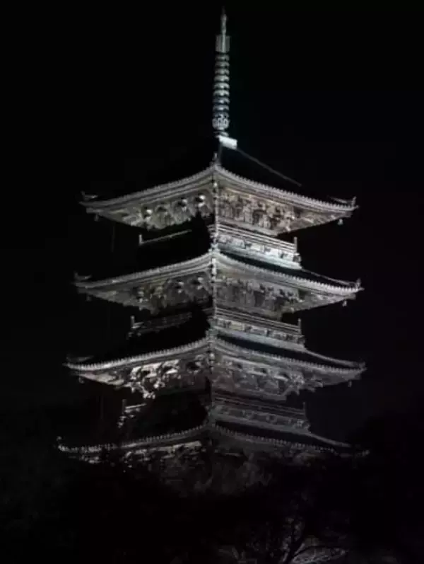 吉備路の年の瀬厳かに　五重塔ライトアップ　
