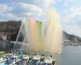 「大空染める5色の水柱　備前・日生で消防団の「源平放水合戦」」の画像1