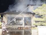 「笠岡市新賀の民家全焼　住人3人は逃げ出して無事」の画像1