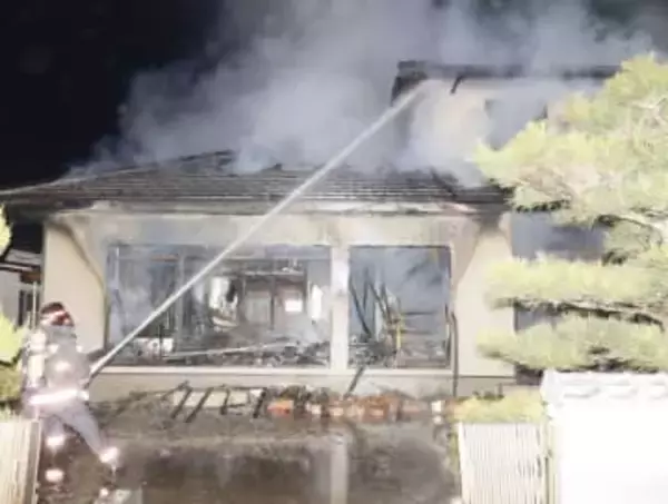 笠岡市新賀の民家全焼　住人3人は逃げ出して無事