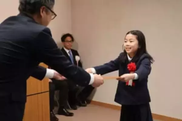 犬養木堂顕彰書道展 最優秀　岩崎さん（倉敷・茶屋町小）山水さん（倉敷・児島中）