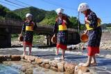 「足踏み洗濯3年ぶり復活 岡山鏡野・奥津温泉　軽快なステップ披露」の画像1