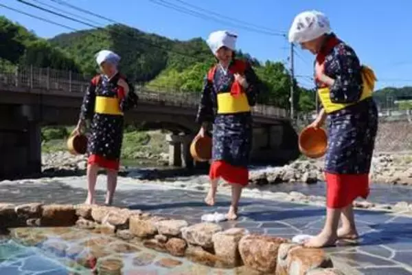 足踏み洗濯3年ぶり復活 岡山鏡野・奥津温泉　軽快なステップ披露