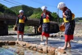 足踏み洗濯3年ぶり復活 岡山鏡野・奥津温泉　軽快なステップ披露