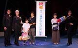 「木下大サーカス岡山公演 入場15万人突破　河村さん（米子・弓ヶ浜小）に記念品」の画像1
