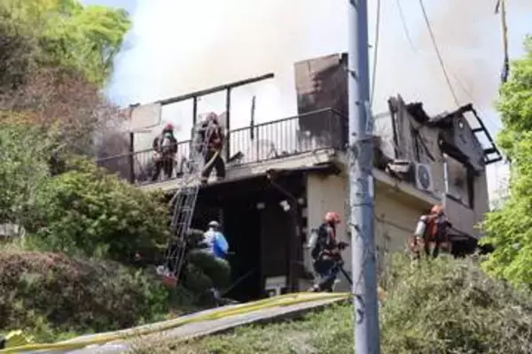 倉敷市真備町上二万で民家全焼　煙吸い男性1人搬送