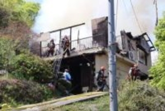 倉敷市真備町上二万で民家全焼　煙吸い男性1人搬送