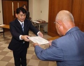 地域活性化へ決意新た　早島町議 10人に当選証書