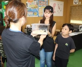 笠岡「ムシバッカ王国」入場1万人突破　福山市の飴井さんに記念品