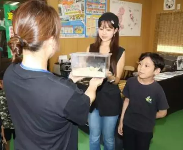 笠岡「ムシバッカ王国」入場1万人突破　福山市の飴井さんに記念品