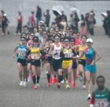 155人のランナー 雨の岡山路で熱戦 山陽女子ロードレース大会