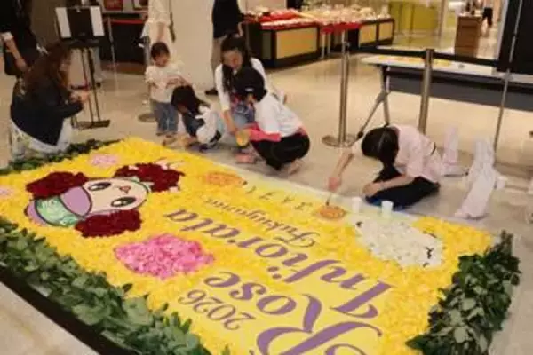 福山ばら祭前にPR 花びらで「ローラ」制作　福山駅利用者ら
