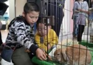 岡山理科大専門学校「いきもの発見ラボ」　150人 生き物と触れ合う