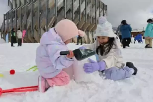 白銀の高原 家族連れらの笑顔あふれる　蒜山で「雪恋まつり」開幕 2月1日まで