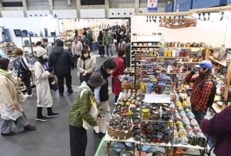 全国各地の器求め 家族連れら続々　コンベックス岡山「器フェア」15日まで