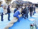 「初詣に備え大しめ縄設置　浅口・大浦神社、氏子が編み込み」の画像1