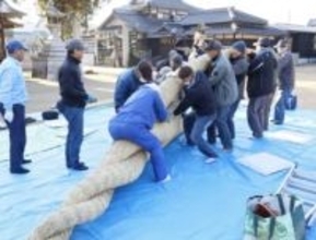 初詣に備え大しめ縄設置　浅口・大浦神社、氏子が編み込み