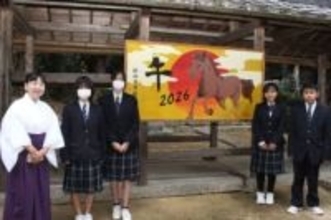 「午」の大絵馬がお目見え　総社の2神社、氏子や中学生描く