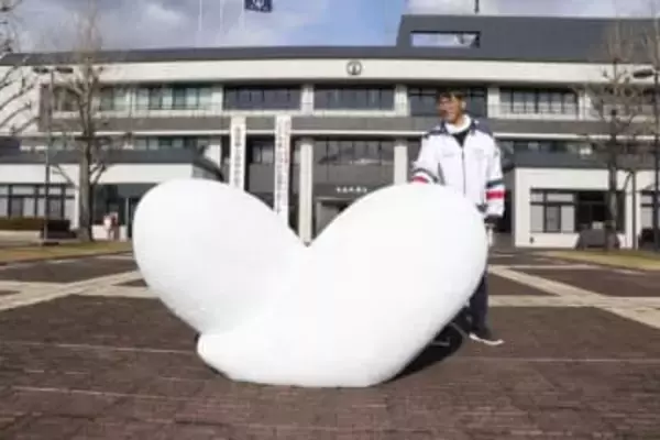 北川太郎さん大型彫刻お目見え　奈義町役場 町のシンボルに