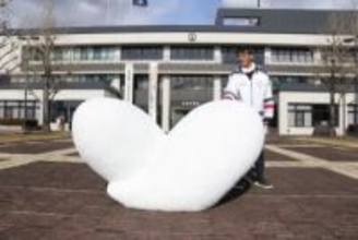 北川太郎さん大型彫刻お目見え　奈義町役場 町のシンボルに