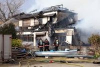 笠岡市神島外浦で母屋と離れ全焼　住人の男性が頭にけが