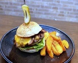 鶏チャーシュー挟み人気　ゴンちゃんバーガーの看板メニュー