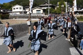 新見「土下座まつり」厳かに　大やりや鉄砲携え行列