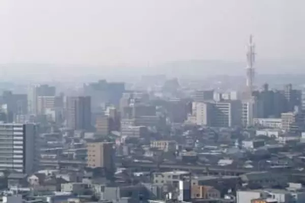黄砂飛来で市街地かすむ 岡山県内17日夜まで続く