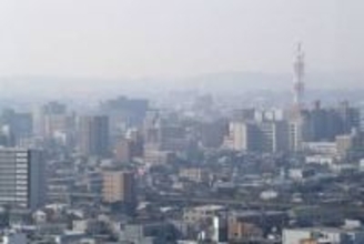 黄砂飛来で市街地かすむ 岡山県内17日夜まで続く