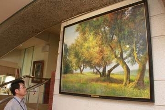 黄金色に輝くオリーブ　瀬戸内・中央公民館に北川さんの洋画