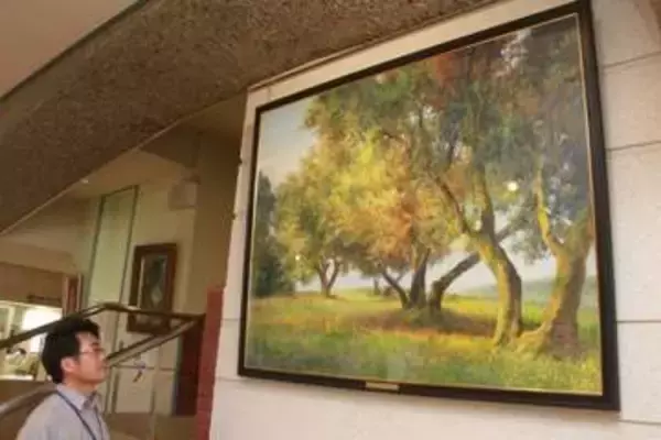 黄金色に輝くオリーブ　瀬戸内・中央公民館に北川さんの洋画