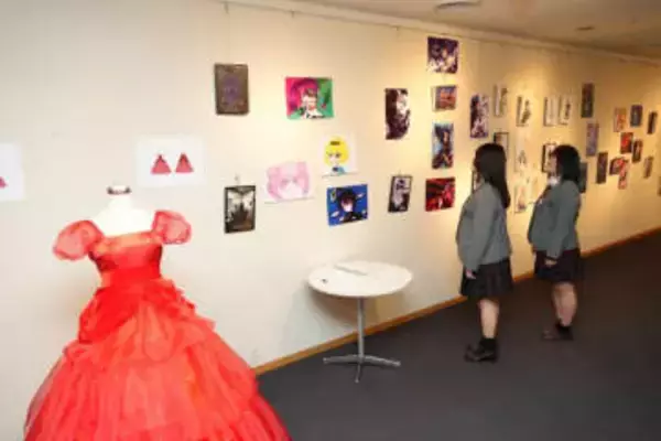 イラスト、油絵、ドレスなど200点　岡山・理大付高生卒業制作展