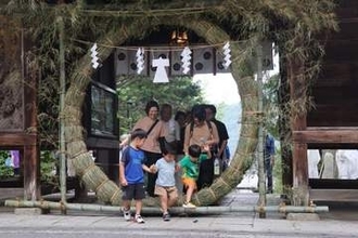 今年後半の無事願い茅の輪くぐり　備後一宮吉備津神社、夏越の大祓祭も