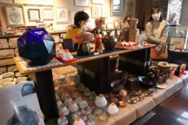 ガラスや木工 多彩2000点　岡山で作家グループ 26日まで慈善展