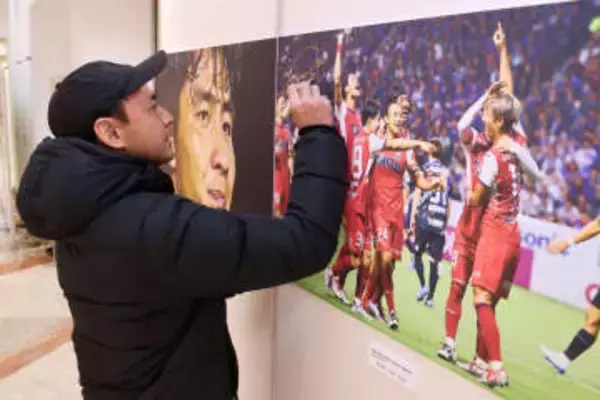 会場に藤田息吹選手が訪れる　岡山一番街でファジ写真パネル展始まる、選手スパイクも展示