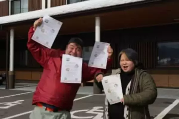 新庄 がいせん桜通りでプロレス　村の現役・元レスラー夫妻企画