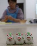 「干支の午、癒やし系の焼き物に　福山の福祉事業所、艮神社で頒布」の画像1