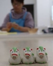 干支の午、癒やし系の焼き物に　福山の福祉事業所、艮神社で頒布