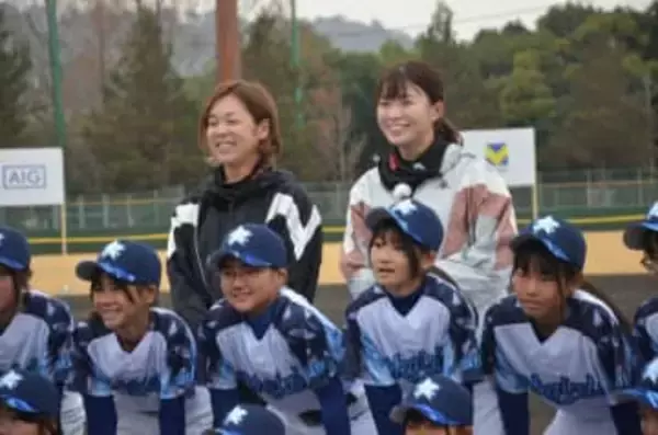 ゴルフ渋野選手、児童と交流　倉敷でソフトボール大会