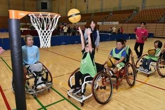スポーツの秋 競技体験や運動会　「ふくスポ」家族連れら満喫