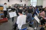 「卒業生と奏でる伝統の音色楽しんで　7日井原高音楽部が第40回演奏会」の画像1